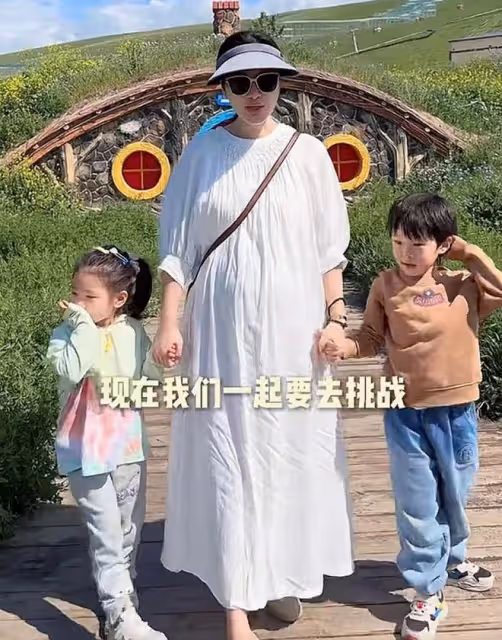 張紀中孕妻好大氣!挺大肚陪娃挑戰空中玻璃水滑道,自詡最強孕媽