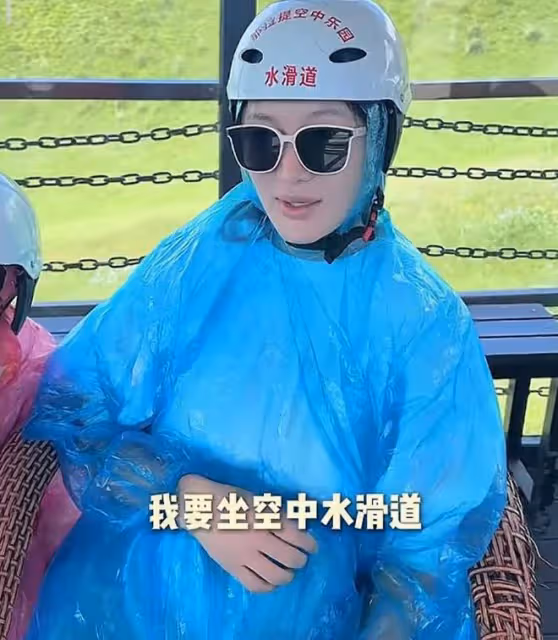 張紀中孕妻好大氣!挺大肚陪娃挑戰空中玻璃水滑道,自詡最強孕媽
