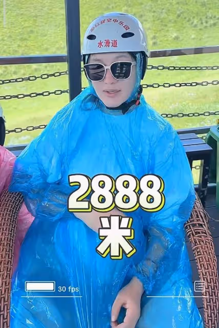 張紀中孕妻好大氣!挺大肚陪娃挑戰空中玻璃水滑道,自詡最強孕媽
