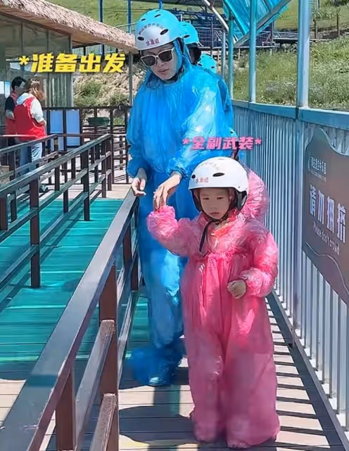 張紀中孕妻好大氣!挺大肚陪娃挑戰空中玻璃水滑道,自詡最強孕媽