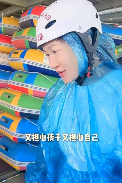 張紀中孕妻好大氣!挺大肚陪娃挑戰空中玻璃水滑道,自詡最強孕媽