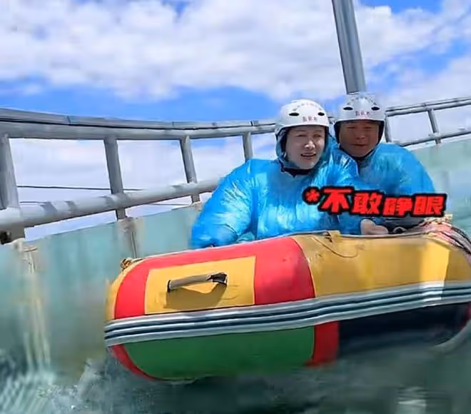 張紀中孕妻好大氣!挺大肚陪娃挑戰空中玻璃水滑道,自詡最強孕媽