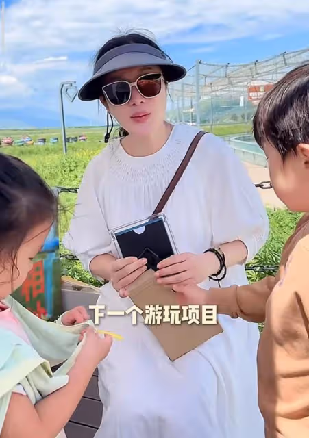 張紀中孕妻好大氣!挺大肚陪娃挑戰空中玻璃水滑道,自詡最強孕媽