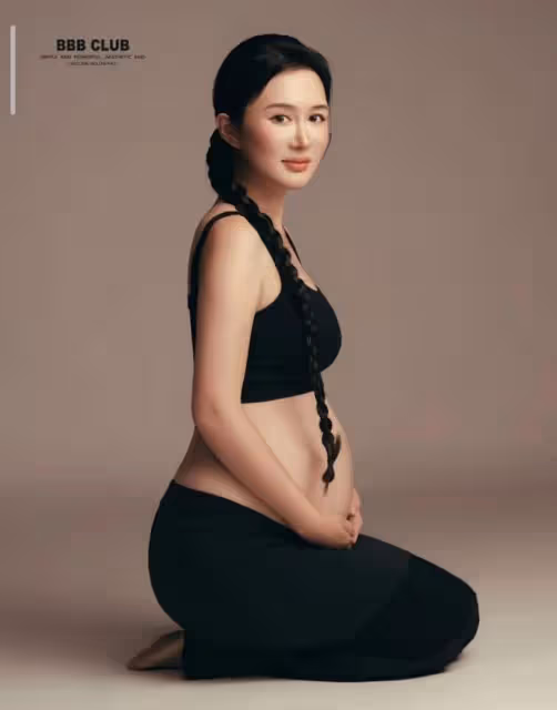 張紀中孕妻好大氣!挺大肚陪娃挑戰空中玻璃水滑道,自詡最強孕媽