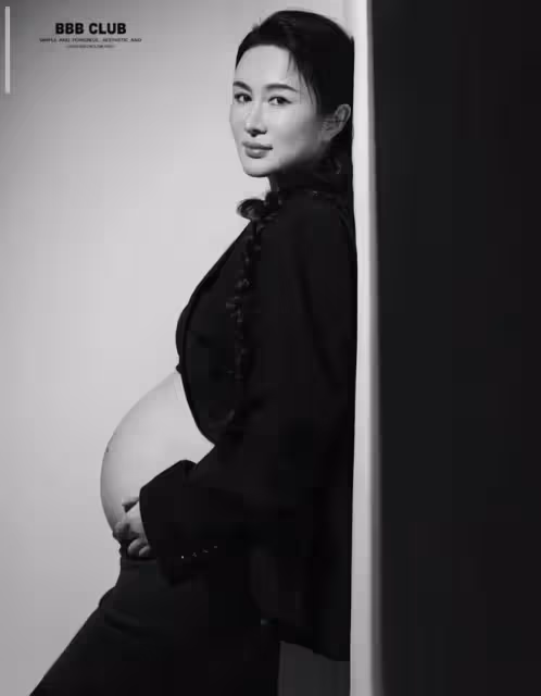 張紀中孕妻好大氣!挺大肚陪娃挑戰空中玻璃水滑道,自詡最強孕媽