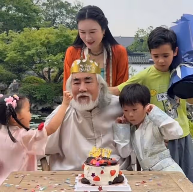 張紀中孕妻好大氣!挺大肚陪娃挑戰空中玻璃水滑道,自詡最強孕媽