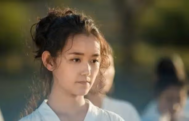 還記得小楚喬嗎?15歲的她長這樣,已經開始拍感情戲演后妃了