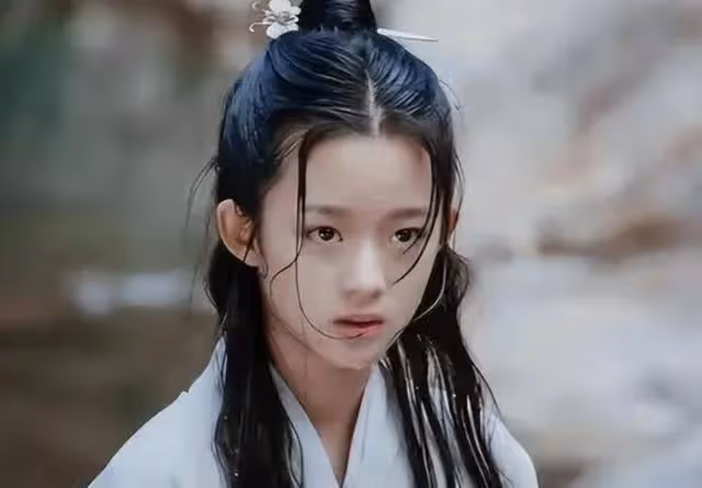 還記得小楚喬嗎?15歲的她長這樣,已經開始拍感情戲演后妃了