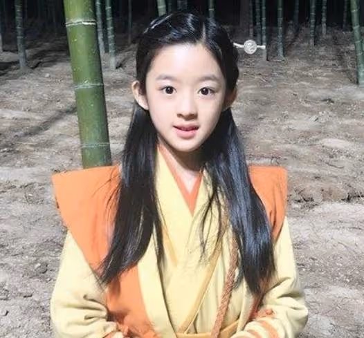 還記得小楚喬嗎?15歲的她長這樣,已經開始拍感情戲演后妃了