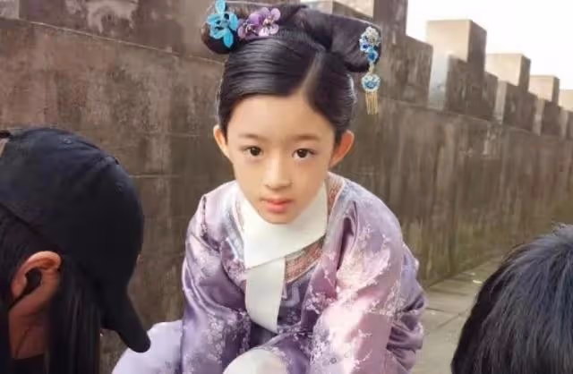 還記得小楚喬嗎?15歲的她長這樣,已經開始拍感情戲演后妃了