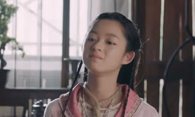 還記得小楚喬嗎?15歲的她長這樣,已經開始拍感情戲演后妃了