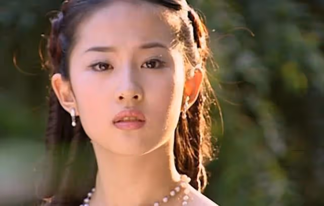 還記得小楚喬嗎?15歲的她長這樣,已經開始拍感情戲演后妃了