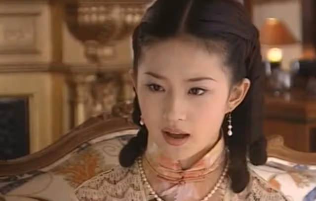 還記得小楚喬嗎?15歲的她長這樣,已經開始拍感情戲演后妃了