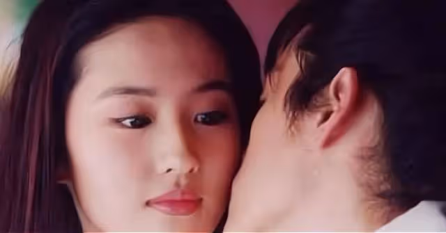 還記得小楚喬嗎?15歲的她長這樣,已經開始拍感情戲演后妃了