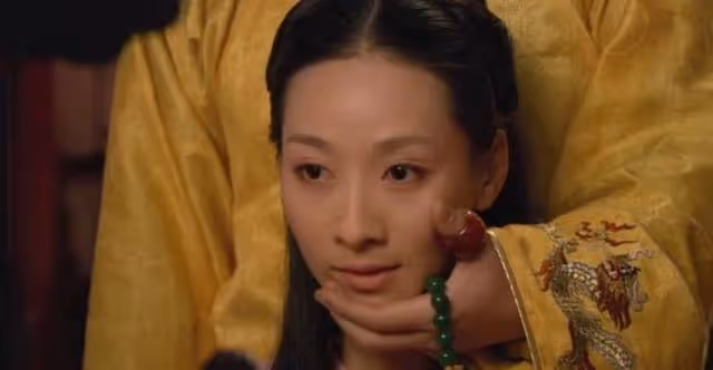 還記得小楚喬嗎?15歲的她長這樣,已經開始拍感情戲演后妃了