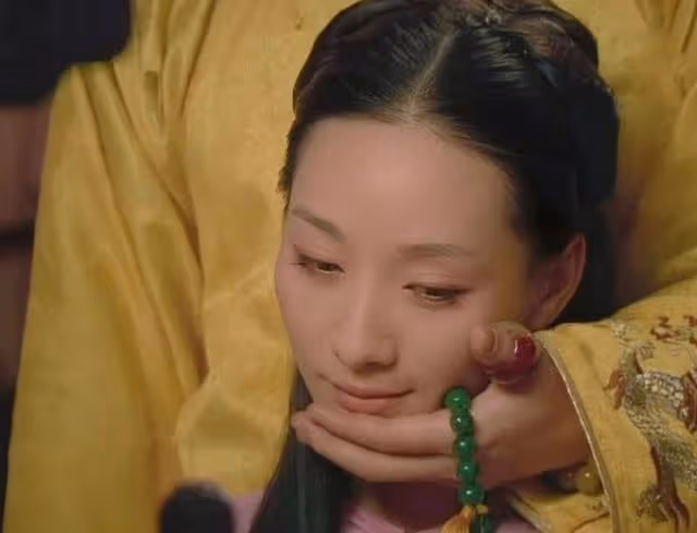 還記得小楚喬嗎？15歲的她長這樣，已經開始拍感情戲演后妃了