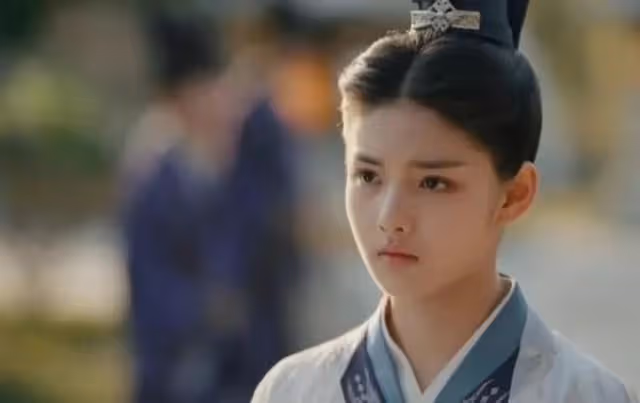 還記得小楚喬嗎？15歲的她長這樣，已經開始拍感情戲演后妃了
