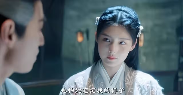 還記得小楚喬嗎？15歲的她長這樣，已經開始拍感情戲演后妃了