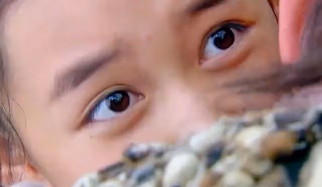 還記得小楚喬嗎？15歲的她長這樣，已經開始拍感情戲演后妃了