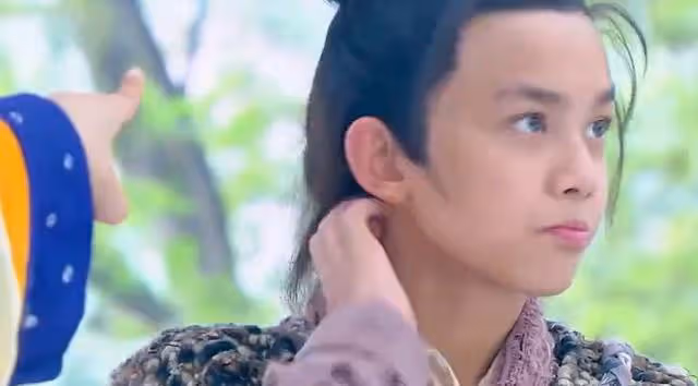 還記得小楚喬嗎？15歲的她長這樣，已經開始拍感情戲演后妃了