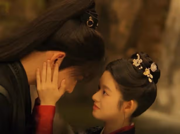 還記得小楚喬嗎？15歲的她長這樣，已經開始拍感情戲演后妃了