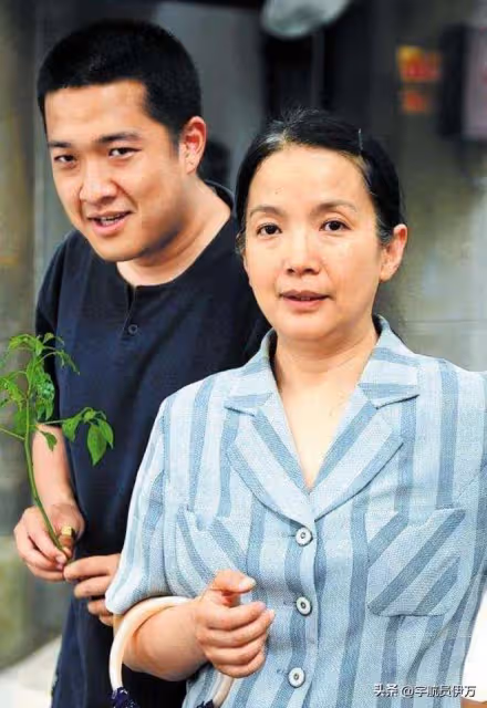 一條動態,戳穿呂麗萍移居美國的「真實處境」,走到今天不怪旁人