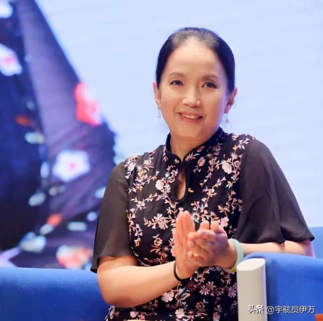 一條動態,戳穿呂麗萍移居美國的「真實處境」,走到今天不怪旁人