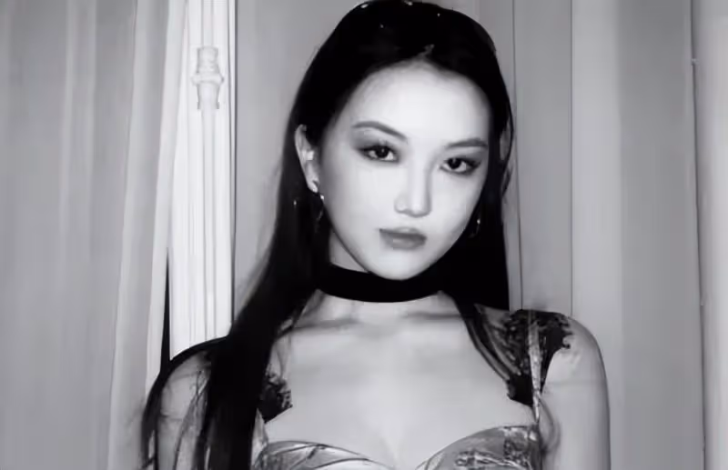 18歲李嫣曬自拍自信成熟,打扮酷颯氣質不輸王菲