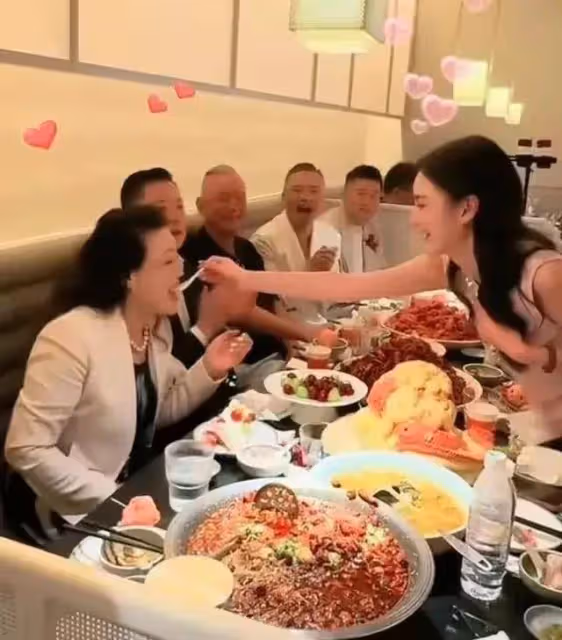 張蘭小梅婆媳出席活動,馬筱梅眼神暴露真實狀態,婆媳關係難和諧