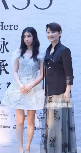 徐帆首次公開帶女兒徐朵參加活動,徐朵打扮漂亮毫不怯場,氣質好