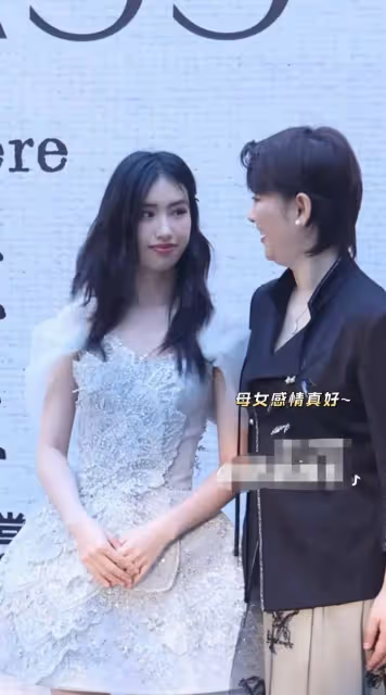 徐帆首次公開帶女兒徐朵參加活動,徐朵打扮漂亮毫不怯場,氣質好