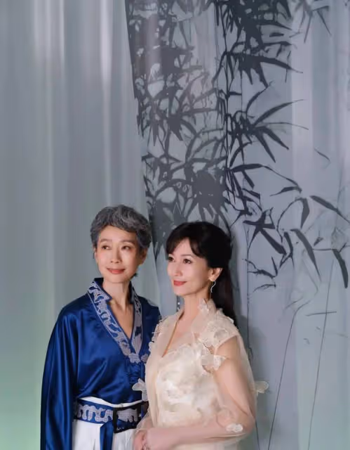 夢回《新白娘子傳奇》!葉童和趙雅芝同撐一把傘