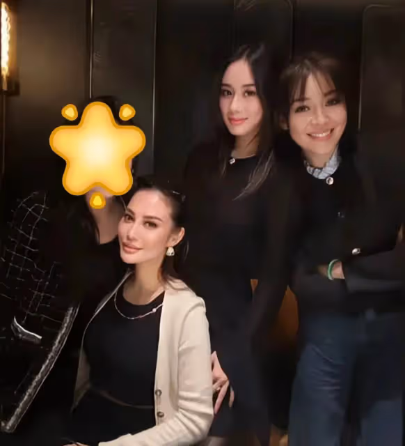 何超盈給林心兒慶生,兩人穿閨蜜裝合照,何超盈脖子前傾有點嚇人
