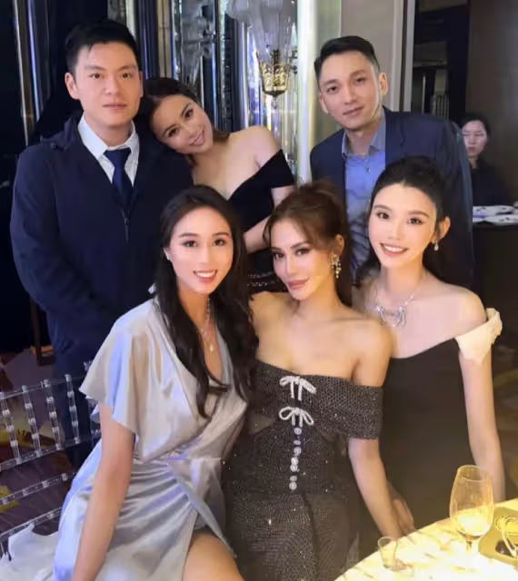 何超盈給林心兒慶生,兩人穿閨蜜裝合照,何超盈脖子前傾有點嚇人