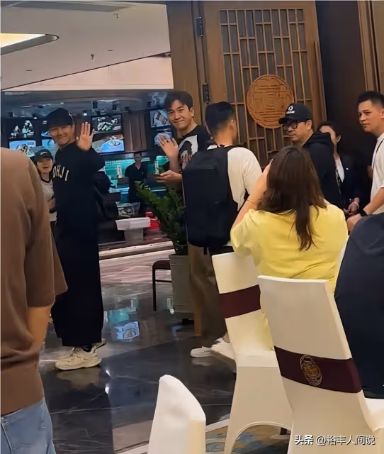 三位港星內地並排行!曹永廉似30歲,馬國明腿長,不帶保鏢和助理