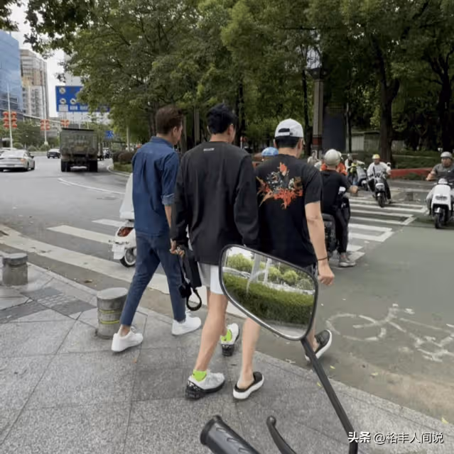 三位港星內地並排行!曹永廉似30歲,馬國明腿長,不帶保鏢和助理