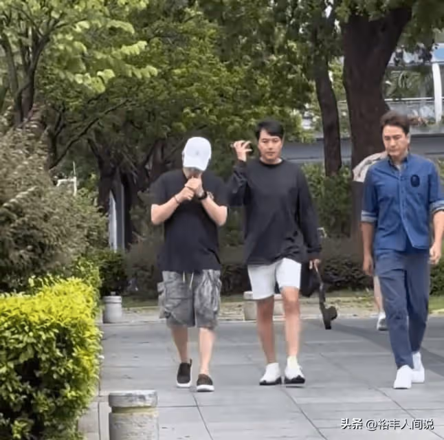 三位港星內地並排行!曹永廉似30歲,馬國明腿長,不帶保鏢和助理