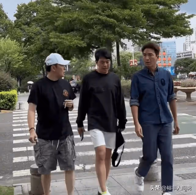 三位港星內地並排行!曹永廉似30歲,馬國明腿長,不帶保鏢和助理