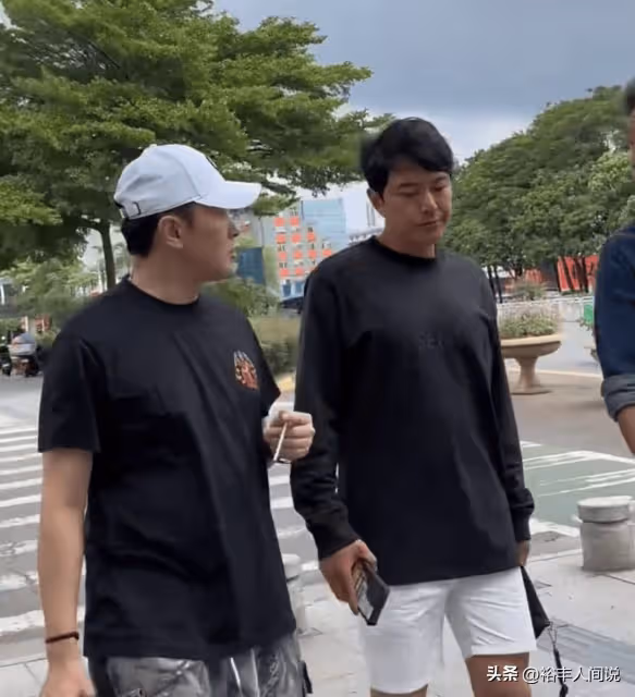 三位港星內地並排行!曹永廉似30歲,馬國明腿長,不帶保鏢和助理