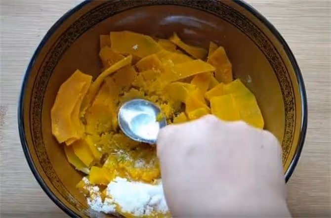 一塊南瓜,加點麵粉,不用一滴油,做出的烤餅香甜柔軟,健康美味