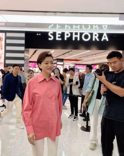 楊瀾現身商場被圍觀,56歲頭髮稀疏斷崖式衰老,穿著端莊得體,人老了氣質優雅