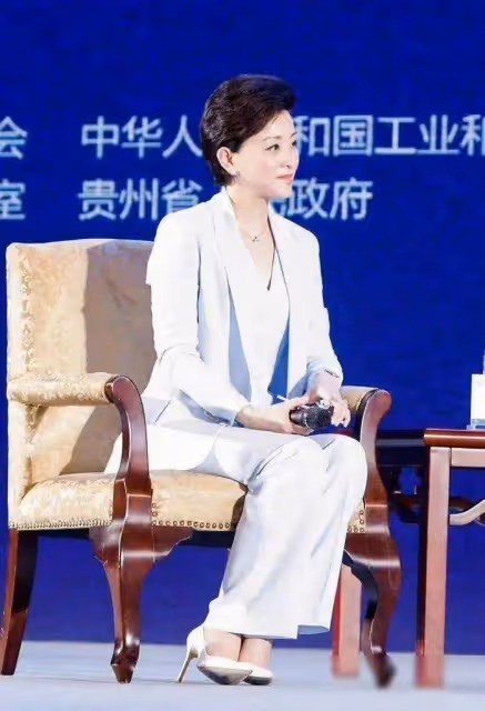楊瀾現身商場被圍觀,56歲頭髮稀疏斷崖式衰老,穿著端莊得體,人老了氣質優雅