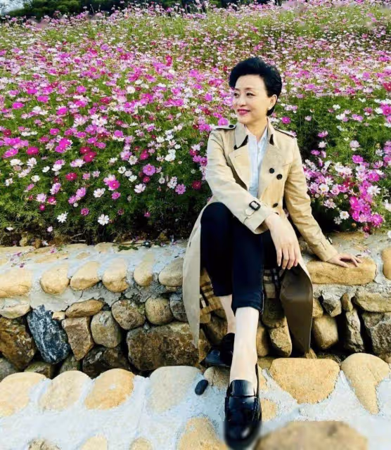 楊瀾現身商場被圍觀,56歲頭髮稀疏斷崖式衰老,穿著端莊得體,人老了氣質優雅