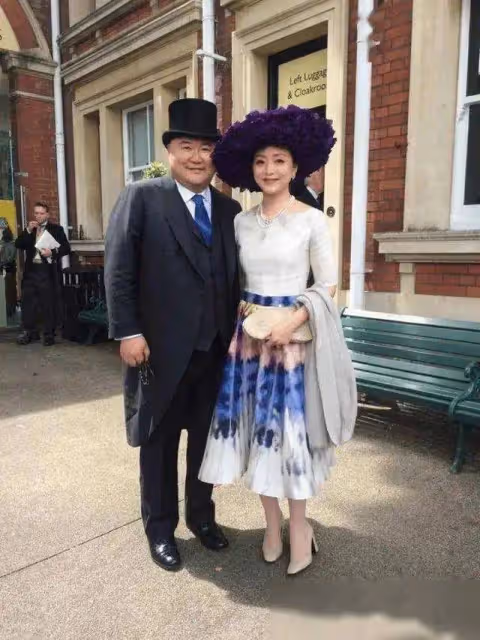 楊瀾現身商場被圍觀,56歲頭髮稀疏斷崖式衰老,穿著端莊得體,人老了氣質優雅