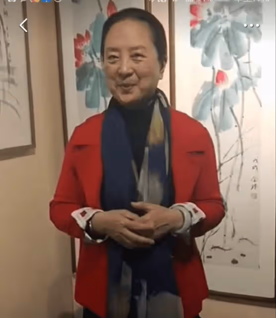 張金玲自然下垂似奶奶,王馥荔貌美年輕身材有料,差1歲差這麼多