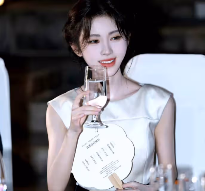 臉又變美了,但所有人都不認識了