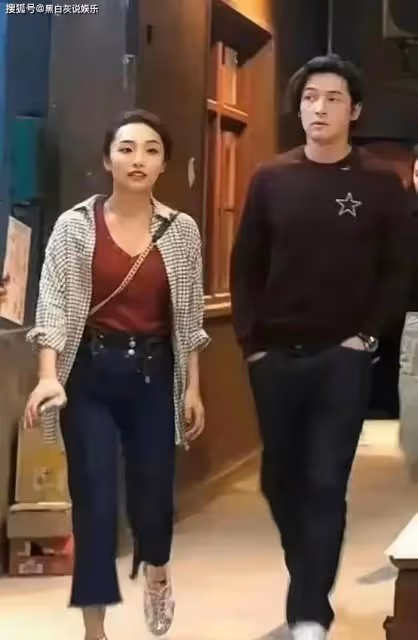 胡歌首談和太太相處模式,拍戲時都是老婆帶娃,花式秀恩愛翻車