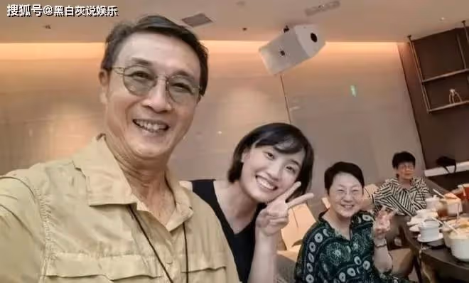 胡歌首談和太太相處模式,拍戲時都是老婆帶娃,花式秀恩愛翻車