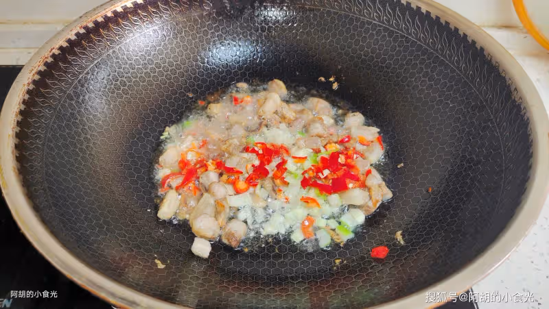 鮮毛豆原來和它絕配,想不到的美味!大火快炒一盤香,鮮脆十足、滿口香不停
