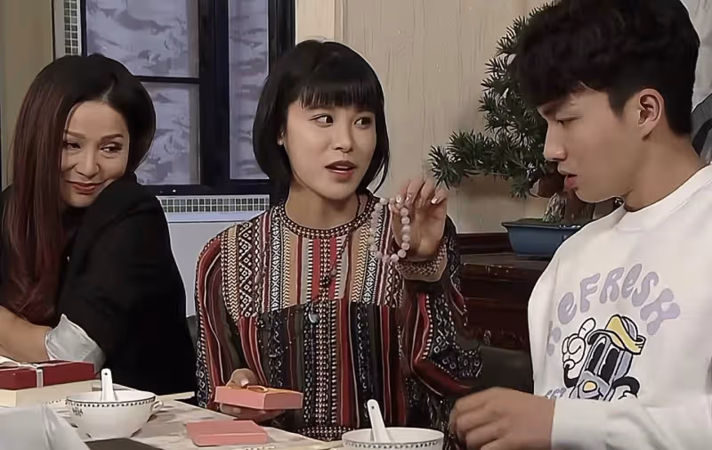 TVB女星片頭曲占據C位，公司高層評論區淪陷，網友留言：求踢走她